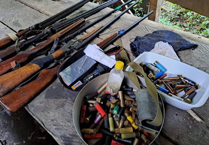 В нацпарке Сочи обнаружен тайник с оружием и боеприпасами