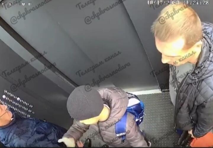 В Новороссийске разыскивают мужчину, грубо толкнувшего ребенка-аутиста