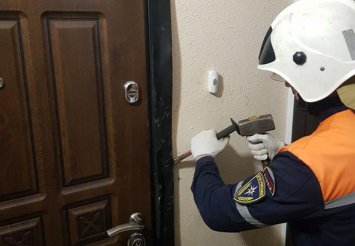 В Новороссийске спасатели вызволили женщину, запертую на балконе