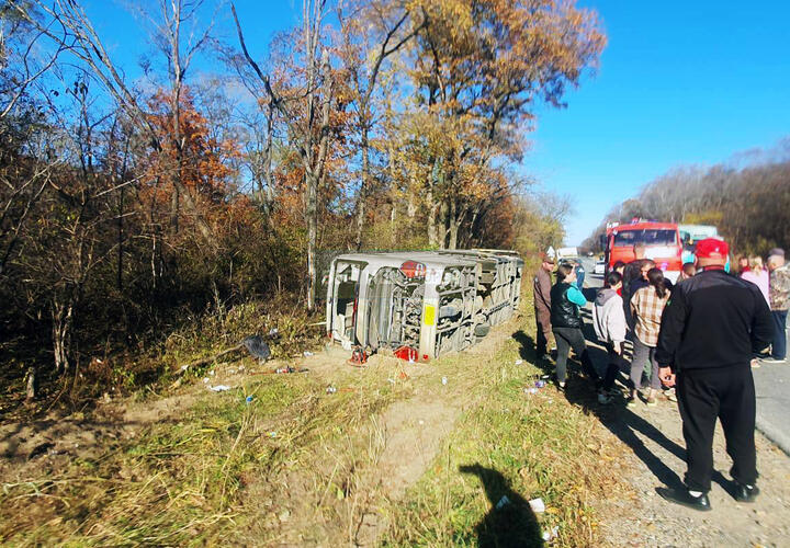 В Приморье автобус с туристами опрокинулся в кювет, есть погибшие и пострадавшие