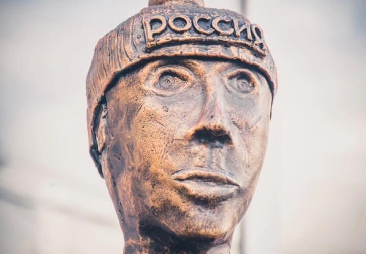 В России появился памятник, признанный «мужем Алёнки из Нововоронежа»