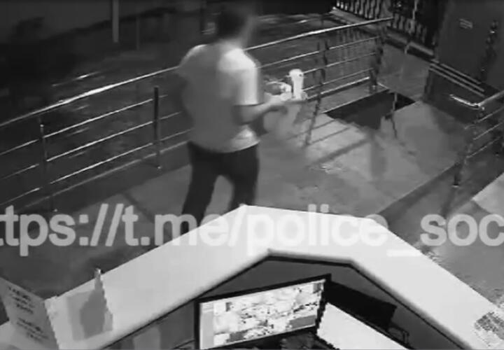 В Сочи администратор отеля вынес деньги в мусорном ведре