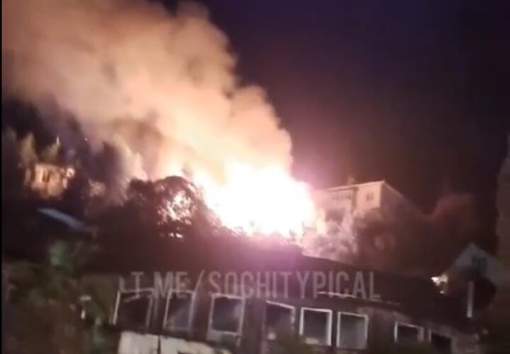 В Сочи из-за пожара пять семей остались без дома 