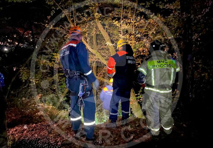 В Сочи машина с людьми упала с высоты 20 метров