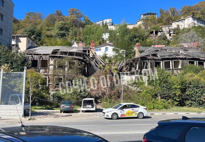 В Сочи рухнуло заброшенное здание, служившее пристанищем бомжам