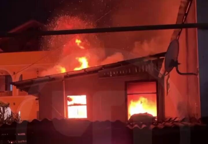 В Сочи тушат пожар в жилом доме в Адлерском районе