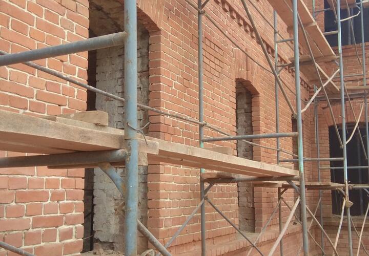 В станице Динской под Краснодаром бабушка остановила реконструкцию многоэтажки