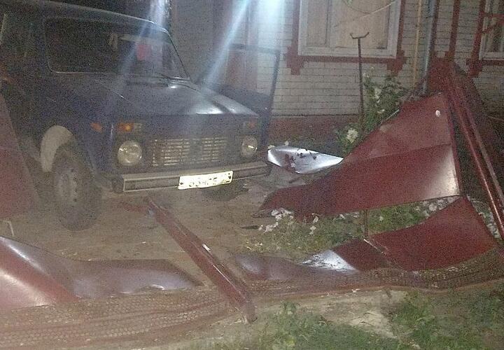 В Выселках на Кубани дебошир на «Ниве» въехал в забор и ударил по лицу полицейского