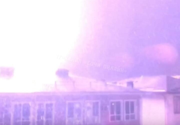 Вспышка и удар: житель Сочи снял на видео попадание молнии в жилой дом