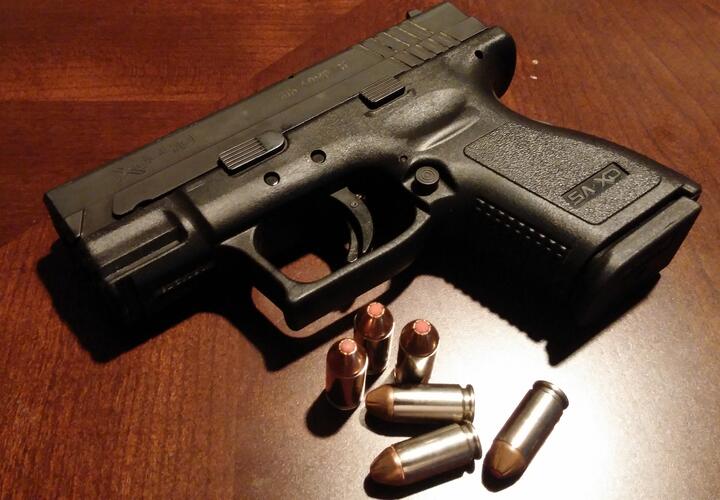 Житель Краснодара нашел в подвале гранату, патроны и пистолет и оставил все себе