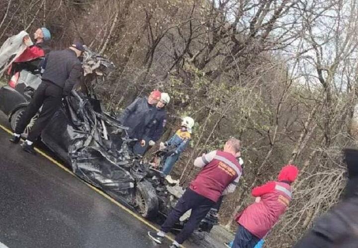 Большегруз расплющил легковушку в Краснодарском крае