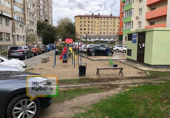 Детская площадка рядом с трансформатором и парковка на газонах: застройщик в Анапе бросил дольщиков