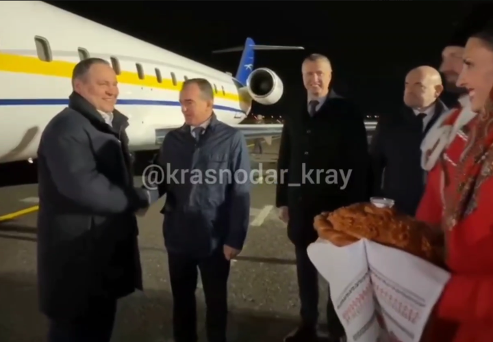 Дороги перекрыты: в аэропорту Краснодара встречали премьер-министра Беларуси Романа Головченко 