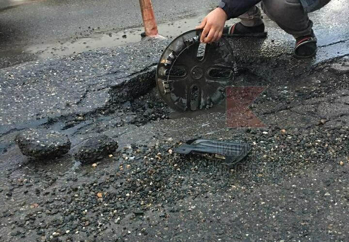 Водители достают из ям колеса своих авто 