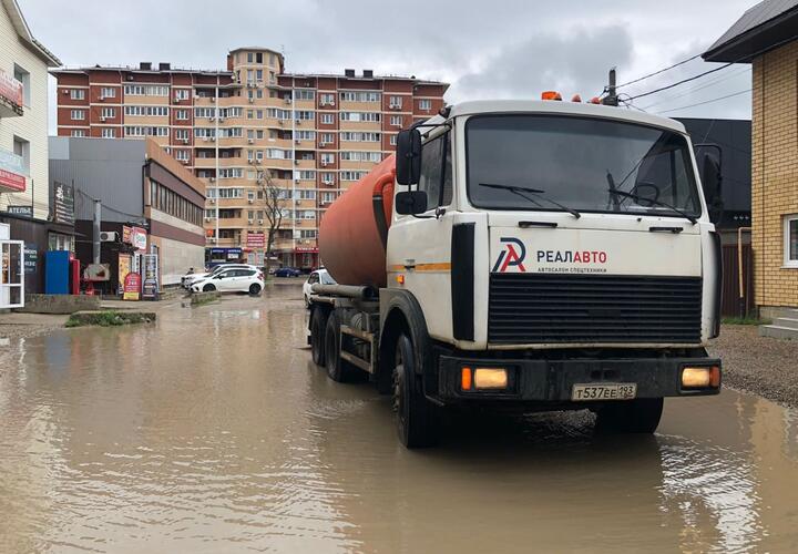 Из-за подтоплений изменены маршруты автобусов и перекрыта дорога в Краснодаре
