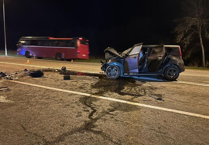 «Ладу» расплющило: на дороге «Новороссийск - Керченский пролив» произошло страшное ДТП