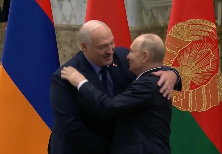 Лучшие друзья: Лукашенко заключил Путина в объятия при встрече в Минске
