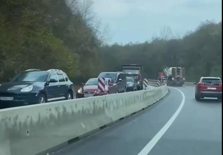 Любители морского отдыха устроили массовые заторы на дорогах Краснодарского края