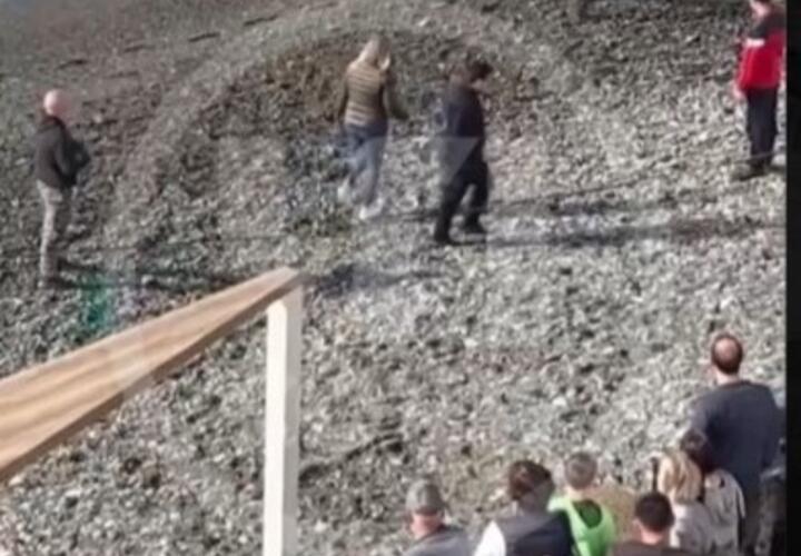 Мужчина погиб, купаясь в шторм в Сочи при 12 градусах тепла