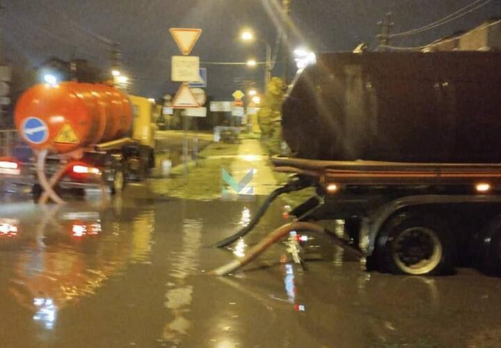 На Кубани после обильных дождей вода зашла во дворы и дома жителей