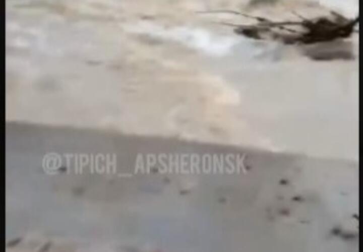 На Кубани рекой после ливня снесло мост в Апшеронском районе, местный хутор отрезан от внешнего мира