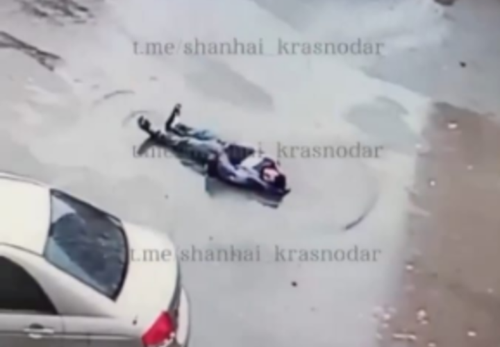 Не смог устоять: краснодарец лег в лужу по дороге домой