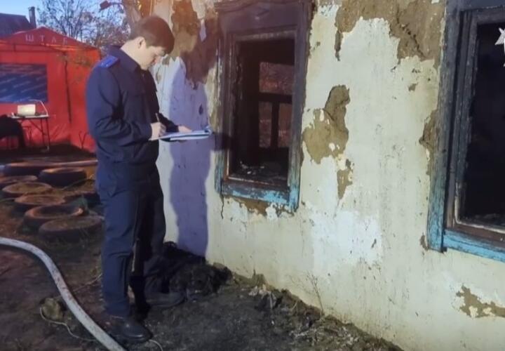 От сгоревшего дома на Кубани, где погибла многодетная семья, остались лишь обугленные развалины