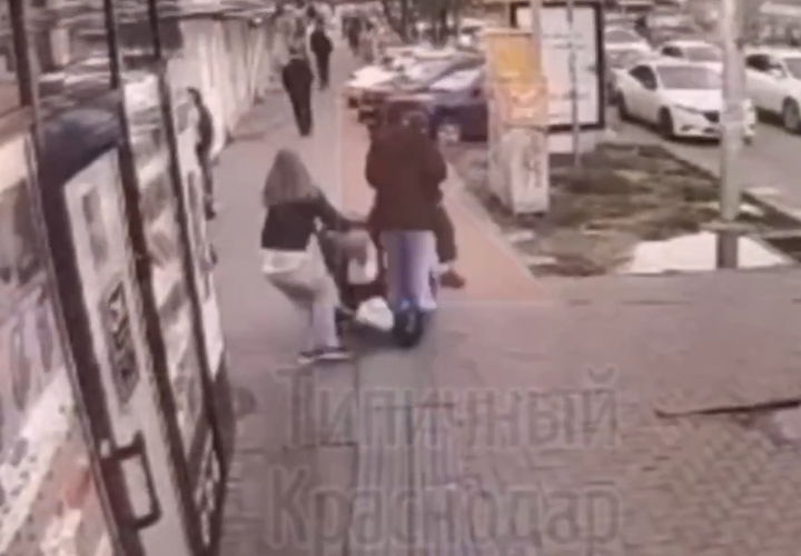 Подростки на самокате в центре Краснодара сбили коляску с годовалым малышом