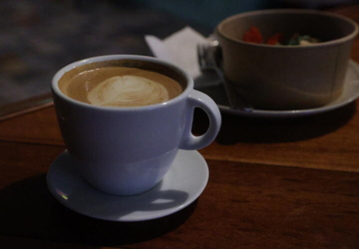 Полмиллиона жителей Крыма остались без света из-за шторма, цены на молоко у производителей снизились на 4 процента: что произошло, пока вы спали