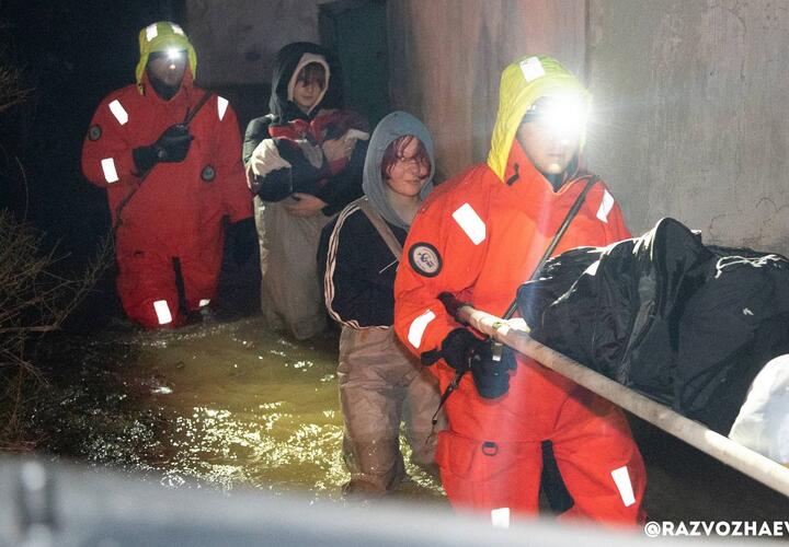 Штормовое предупреждение продлится до полудня 27 ноября