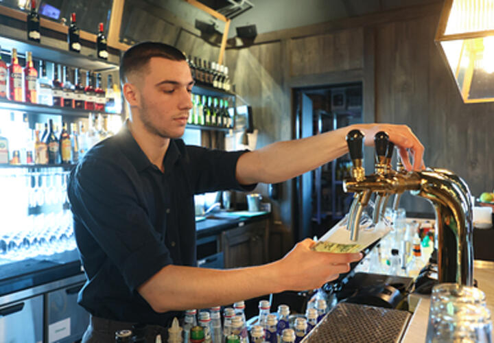 Продажу алкоголя на первых этажах жилых домов запрещать не будут