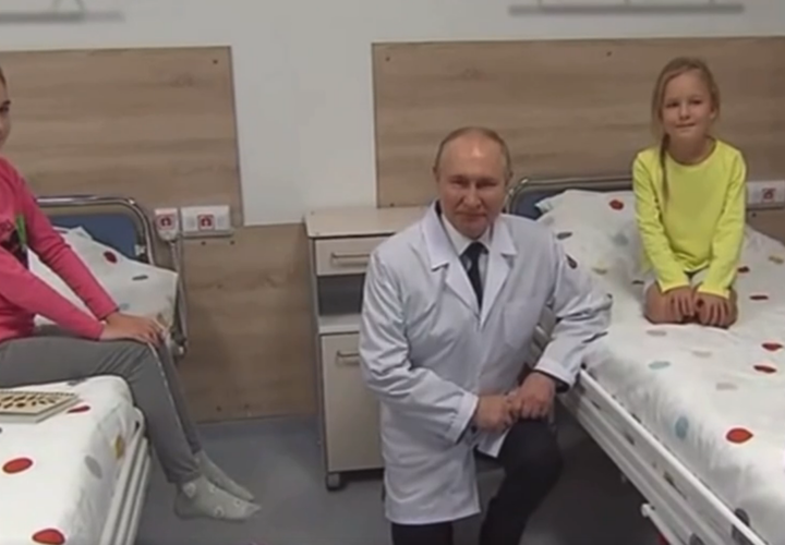 Путин встал на колено для фото с детьми