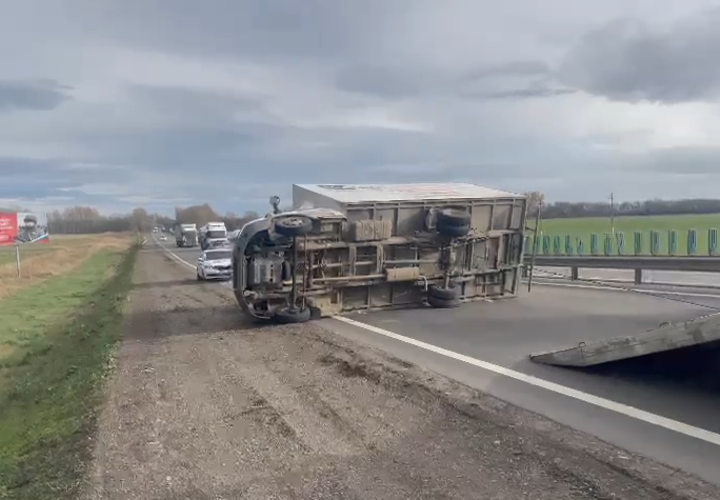 Сильный ветер опрокинул несколько грузовиков в Краснодарском крае