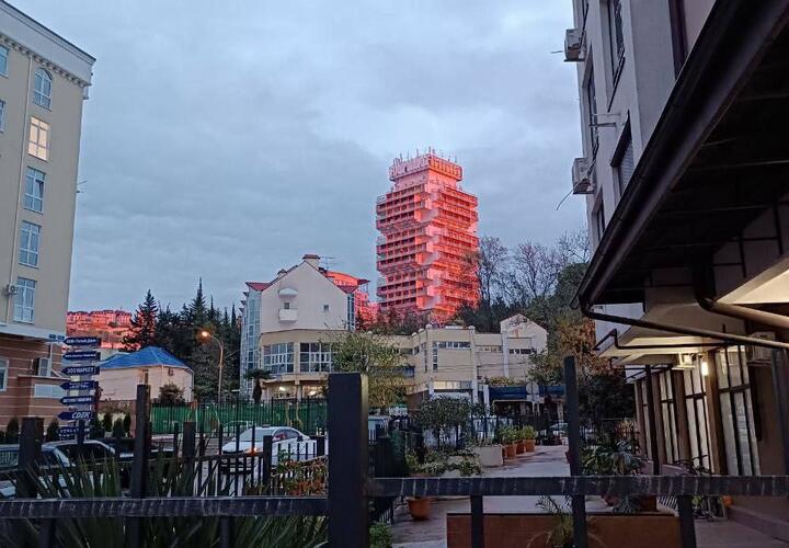 Сочи густо покраснел: горожане и туристы поражены необычным явлением