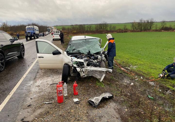 Страшное ДТП с лобовым столкновением автомобилей унесло жизни троих мужчин на Кубани