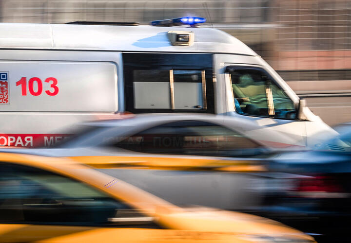 В Краснодаре иномарка на полном ходу врезалась в машину скорой помощи