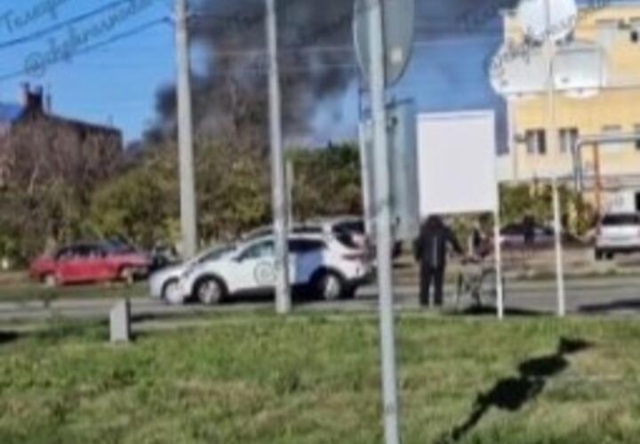В Краснодаре начался сильный пожар на улице Тихорецкой