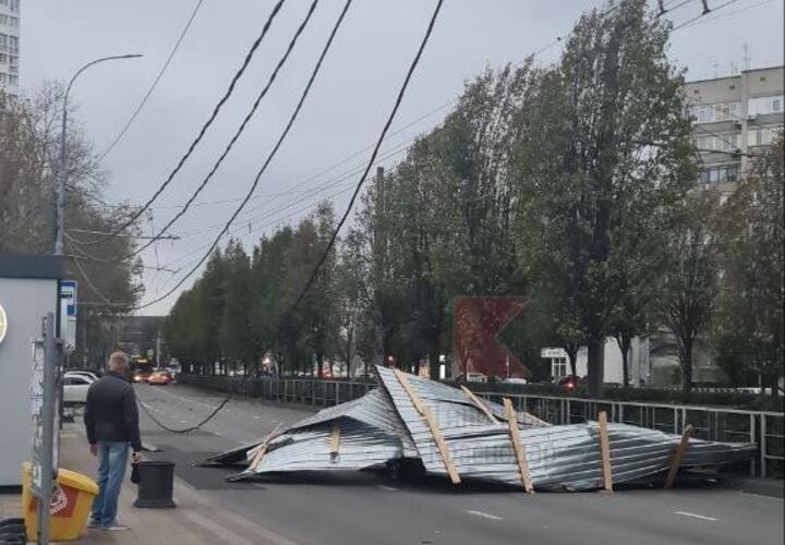 В Краснодаре ураганный ветер сорвал крышу дома 