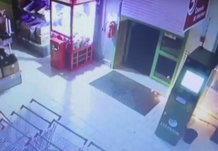 В Краснодарском крае налетчики в плащах и балаклавах подожгли банкомат в «Пятерочке» 