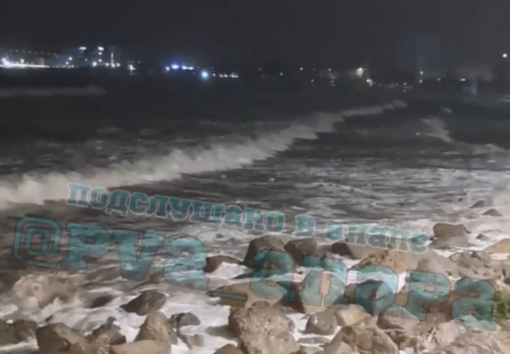 В Краснодарском крае порывами ветра сносит крыши, ломает деревья