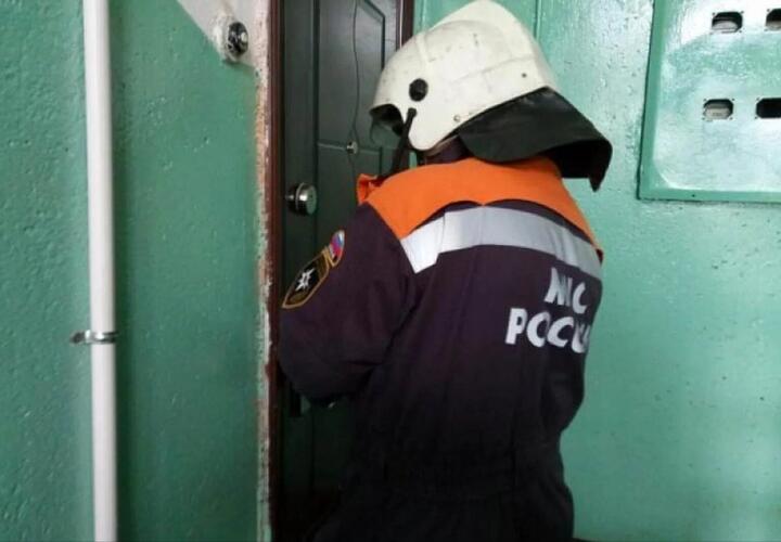 Мужчина не мог открыть дверь специалистам скорой