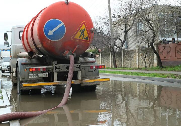 В результате ливней как минимум шесть улиц затоплены в Краснодаре