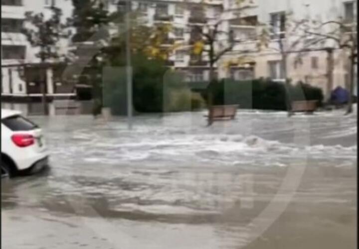  В результате сильного шторма водой затопило улицы Сириуса