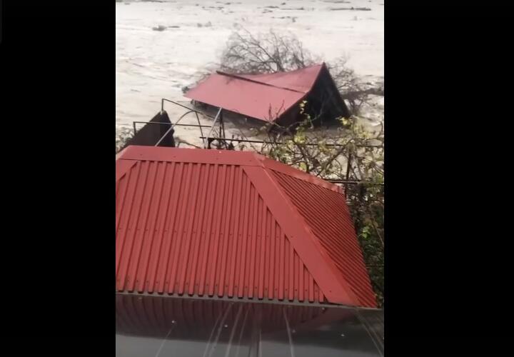 В Сочи вышедшая из берегов река Шахе смыла частный дом