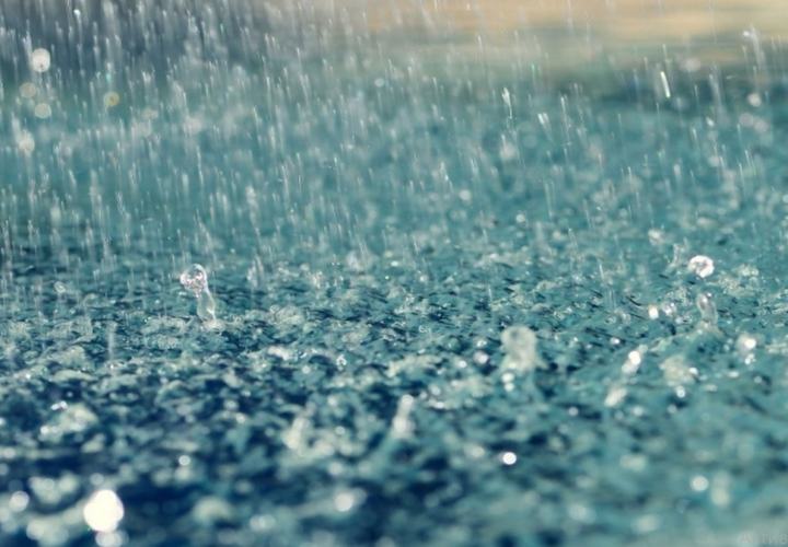 В открытой части акватории прогнозируют волны высотой в 6 метров и зыбь от юго-запада. 