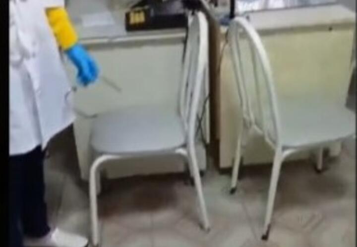 Вода на полу и отваливающаяся плитка: сотрудники поликлиники на Кубани показали условия своей работы