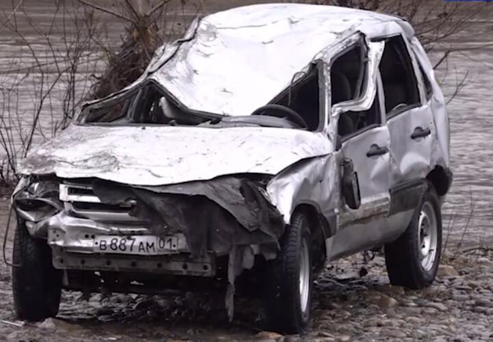 Водитель машины, рухнувшей с людьми в Майкопе в реку, признал свою вину
