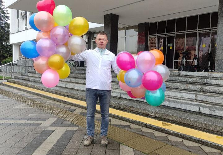 «Вонючие» шары принес общественник к Гордуме в Краснодаре