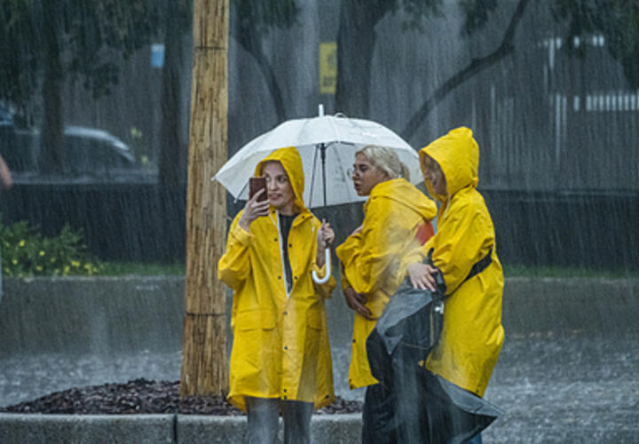 Жителей и гостей Сочи предупредили о надвигающейся на курорт грозе