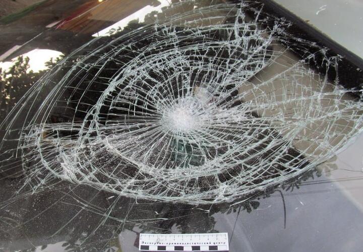 37-летний мужчина кирпичом разбил стекла в двух машинах в Адыгеи